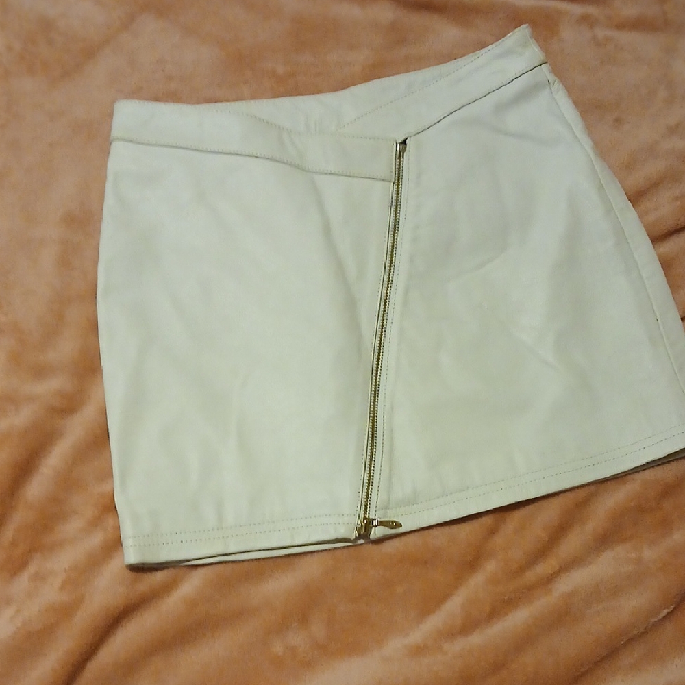 Wilsons Leather White Skirt with Elegant Design